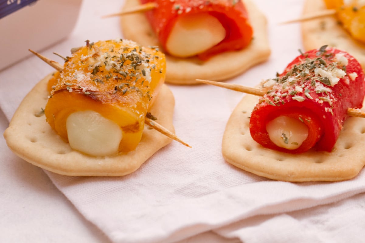 Panecillos planos con pimientos y scamorza