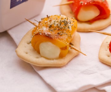 Panecillos planos con pimientos y scamorza