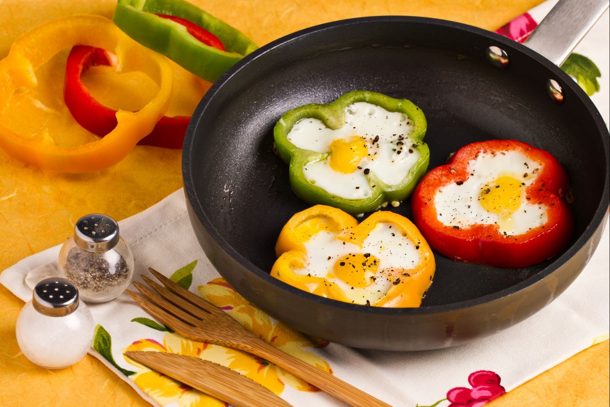 Flores de pimientos con huevos