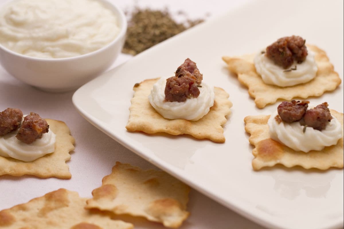 Hojaldres con salchicha crujiente y stracchino