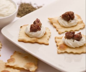 Hojaldres con salchicha crujiente y stracchino