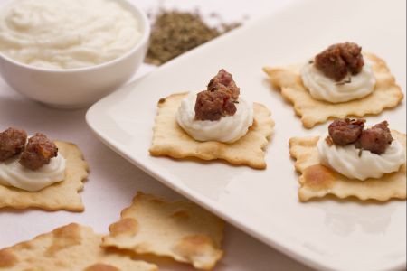 Hojaldres con salchicha crujiente y stracchino