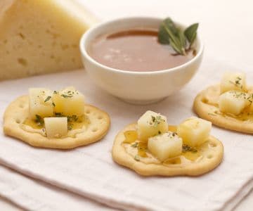 Chapas con pecorino sardo y miel