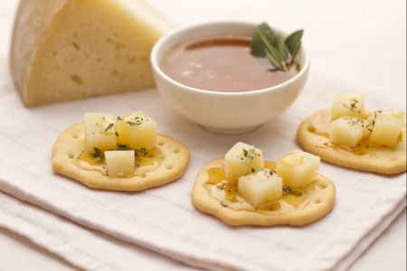 Chapas con pecorino sardo y miel