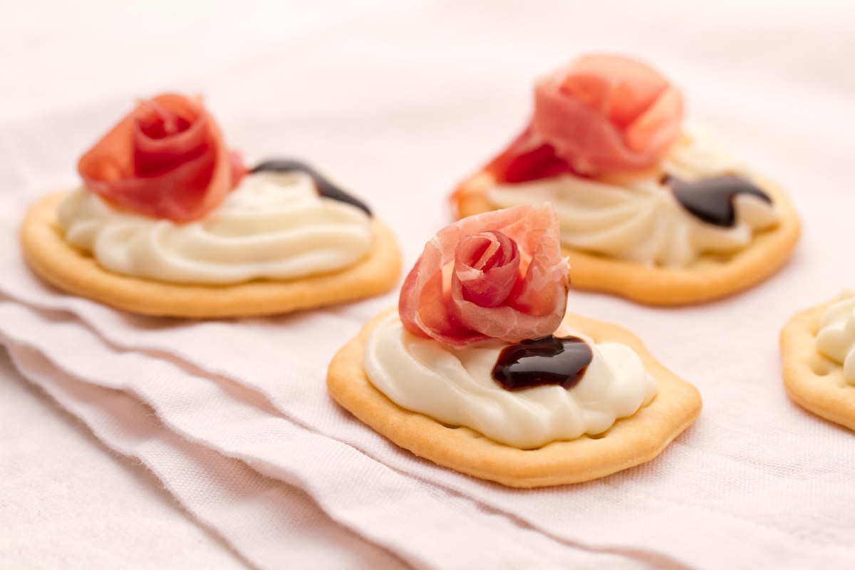 Schiacciate con crema de squacquerone y culatello