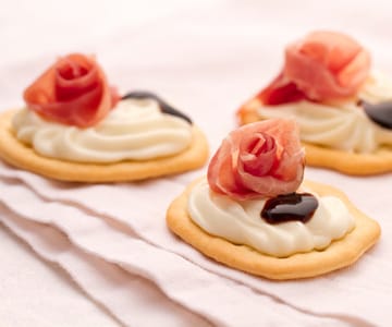 Schiacciate con crema de squacquerone y culatello