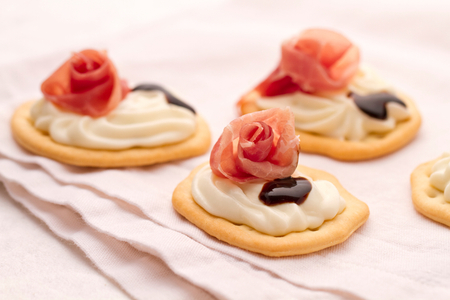 Schiacciate con crema de squacquerone y culatello