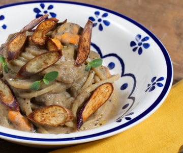 Espaguetis berenjenas, pecorino y mejillones