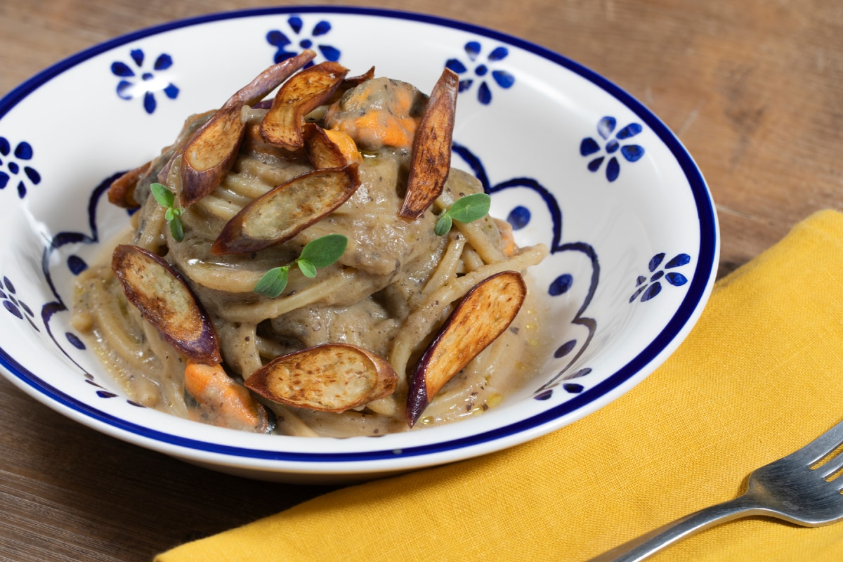 Espaguetis berenjenas, pecorino y mejillones