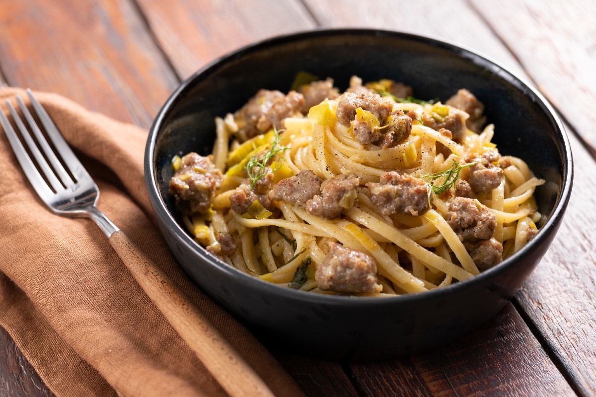 Linguine con salchicha, puerros y hinojo