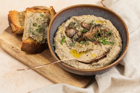 Hummus de champiñones