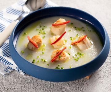 Crema de alcachofa de Jerusalén con vieiras salteadas