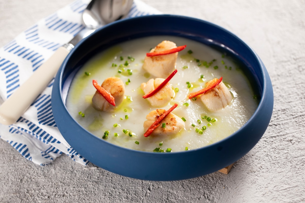 Crema de alcachofa de Jerusalén con vieiras salteadas