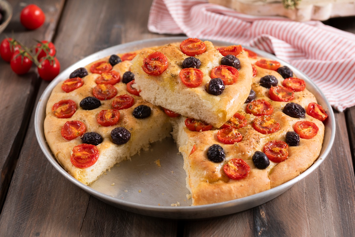 Focaccia de tomatitos y aceitunas con Bimby®