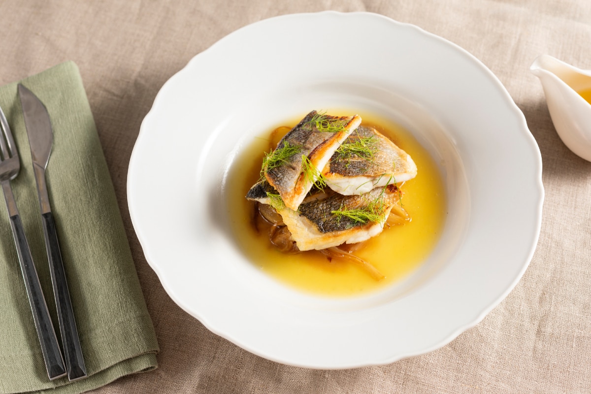 Filete de lubina con hinojo caramelizado y salsa de naranja