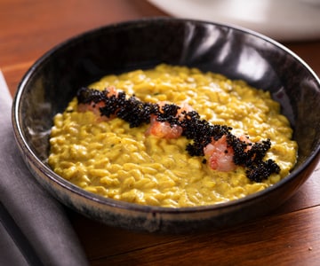 Risotto al curry con leche de coco y tartar de gambas