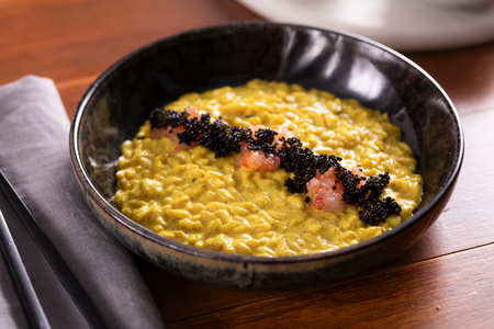 Risotto al curry con leche de coco y tartar de gambas