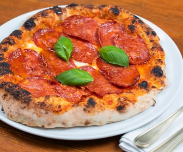 Pizza con crema de pimientos y spianata