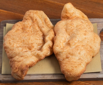 Pizza frita con ricotta y chicharrones