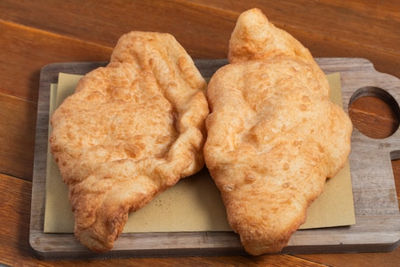 Pizza frita con ricotta y chicharrones