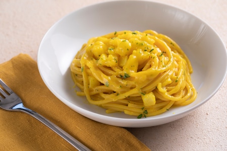 Spaghettoni con bacalao, crema de patatas y azafrán