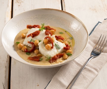 Bacalao confitado sobre crema de garbanzos