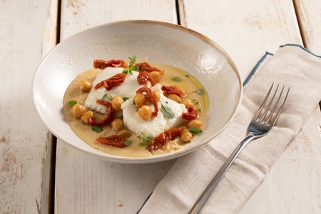 Bacalao confitado sobre crema de garbanzos