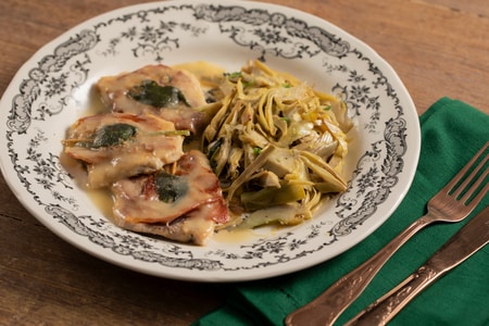 Saltimbocca de pez espada con alcachofas