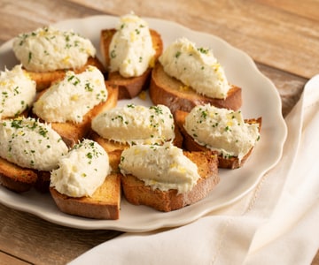 Crostini con bacalao mantecado