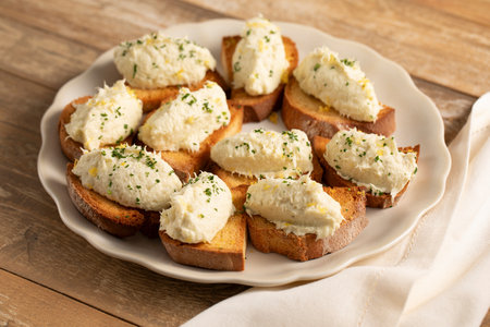Crostini con bacalao mantecado