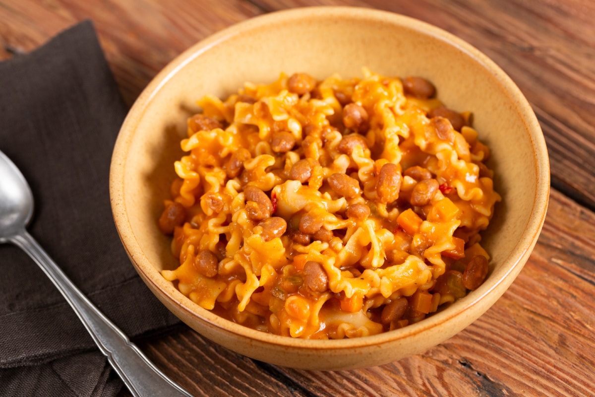 Pasta y alubias enlatadas