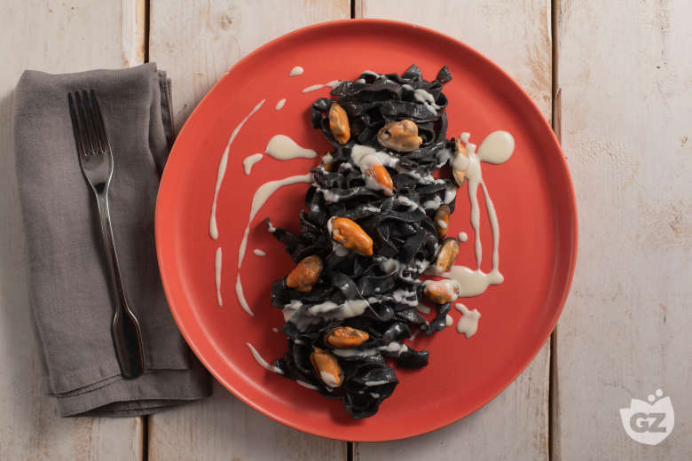 Tagliatelle al nero di sepia con pecorino, mejillones y lardo