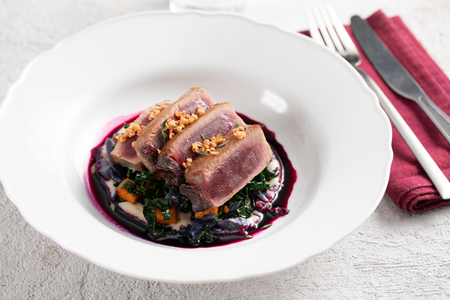 Atún sellado con ratatouille invernal