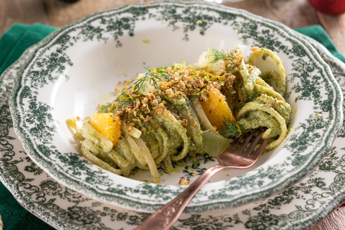 Linguine con pesto de eneldo y cítricos
