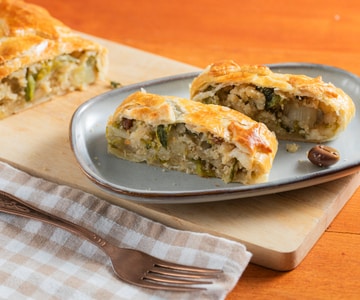 Strudel de patatas y escarola con pasas y piñones