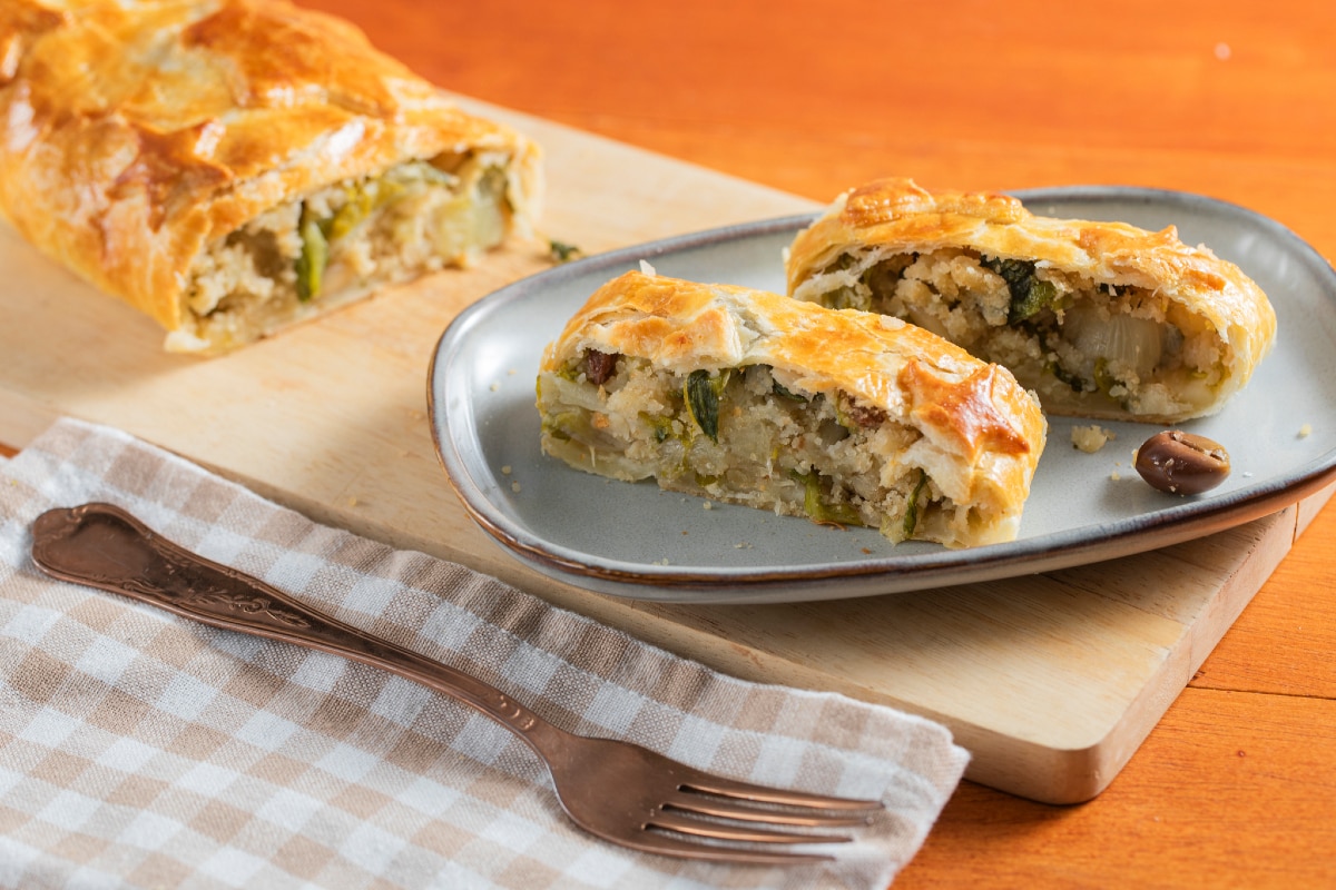 Strudel de patatas y escarola con pasas y piñones