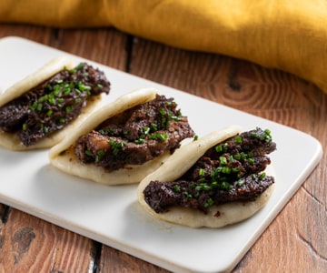 Bao al vapor con costillas de wagyu