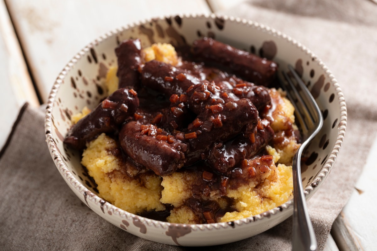 Salchicha al vino tinto con polenta