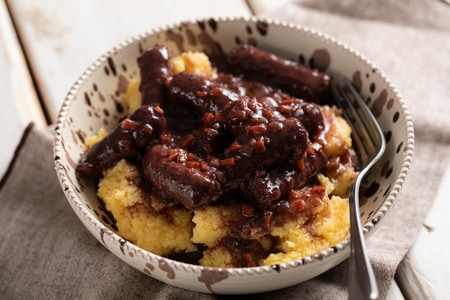 Salchicha al vino tinto con polenta