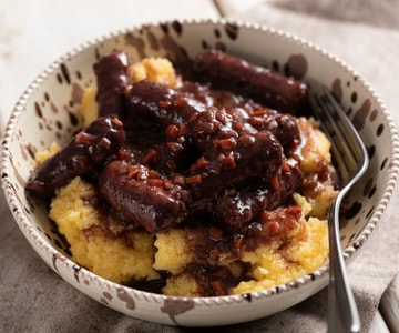 Salchicha al vino tinto con polenta