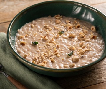 Risotto con crema de cebollas y avellanas
