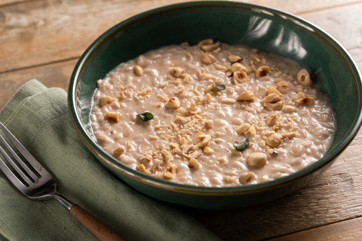 Risotto con crema de cebollas y avellanas