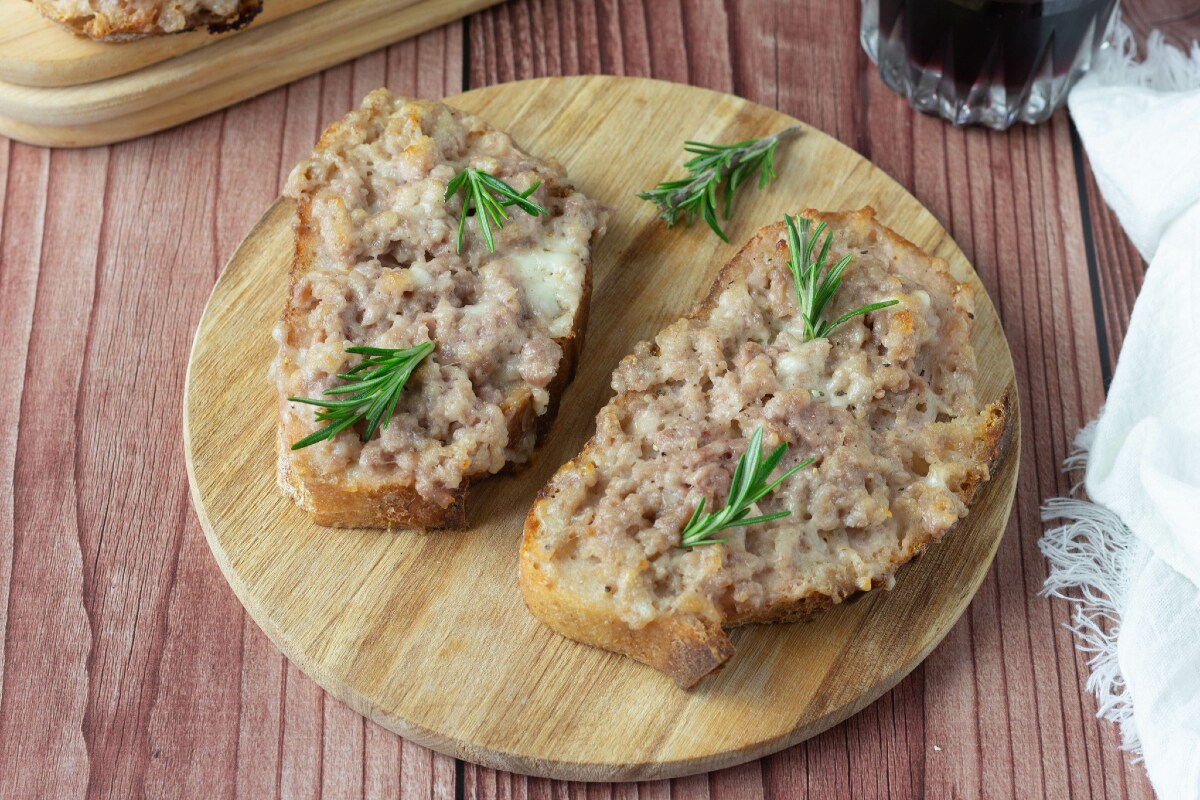 Crostini salchicha y stracchino