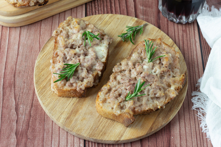 Crostini salchicha y stracchino