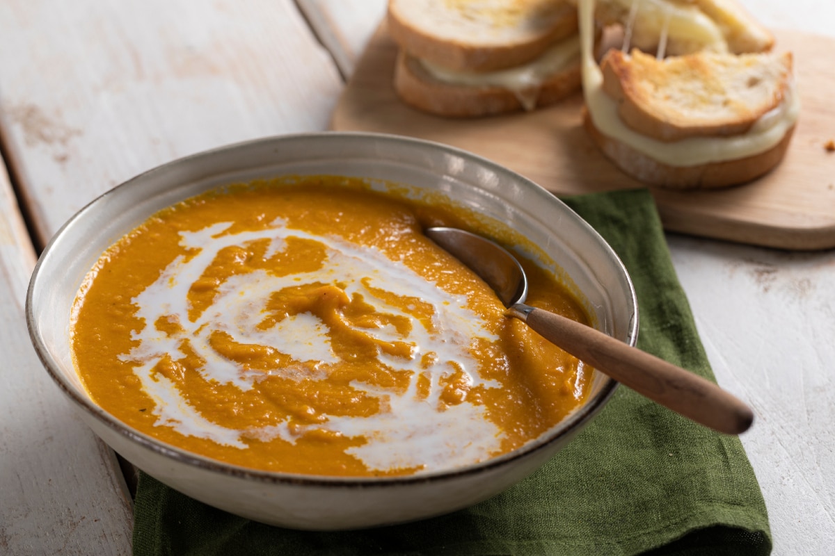 Crema de calabaza con curry y leche de coco