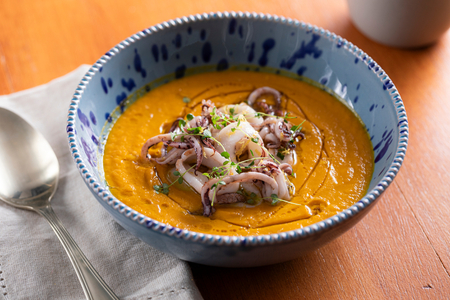 Crema de zanahorias, jengibre y calamares tostados