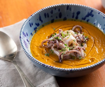 Crema de zanahorias, jengibre y calamares tostados