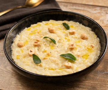 Risoni con puerros, robiola y avellanas