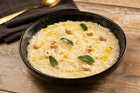 Risoni con puerros, robiola y avellanas