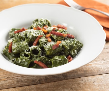 Pasta con crema de col negra, guanciale y pecorino